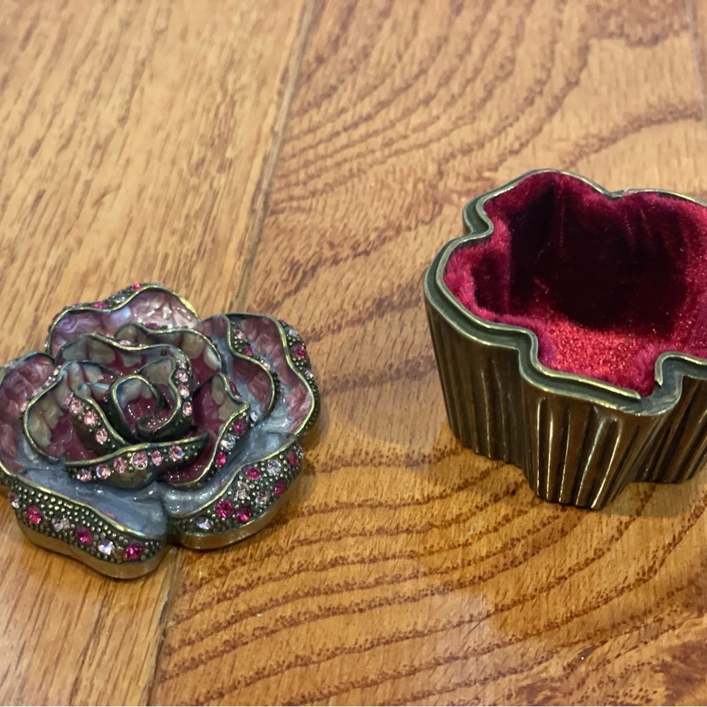 Elegant Rose Jewelry trinket Box with Pink Accents - Picture 3 of 9